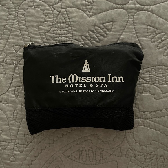 The Mission Inn COVID Sanitary Bag With 2 Face Masks Sanitizer Gloves Riverside - Picture 4 of 5